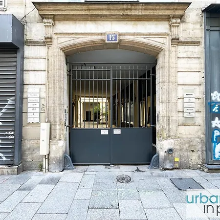Urban Flat 05 - Spacious 1 Bedroom Parisian Flat パリ